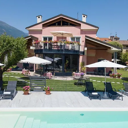Costantina With Heated Pool Aparthotel